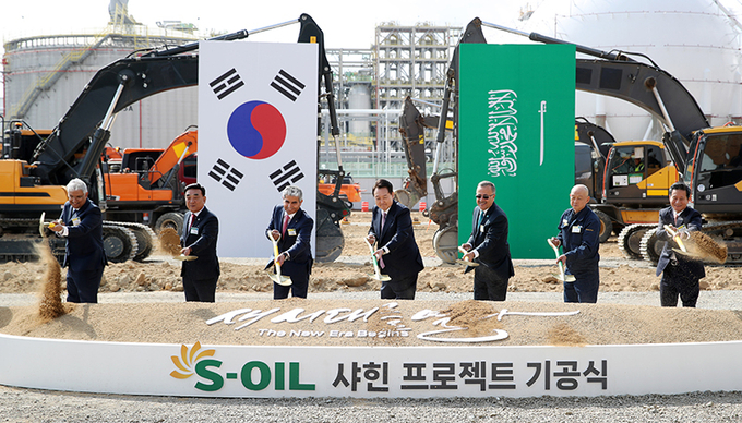 윤석열 대통령이 9일 울산광역시 울주군 온산국가산업단지에서 열린 에쓰오일(S-OIL) 샤힌 프로젝트 기공식에서 시삽을 하고 있다.