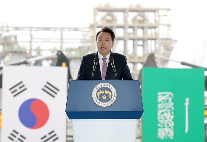 윤석열 대통령이 9일 울산광역시 울주군 온산국가산업단지에서 열린 에쓰오일(S-OIL) 샤힌 프로젝트 기공식에서 축사를 하고 있다.