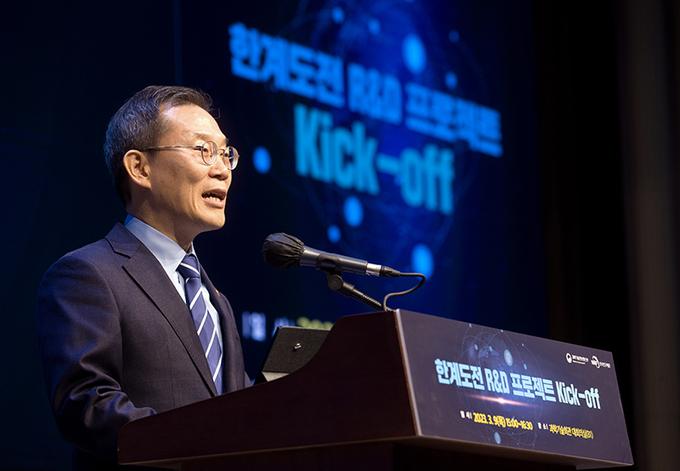 ▲이종호 과학기술정보통신부 장관이 9일 오후 서울 강남구 한국과학기술회관에서 열린 ‘한계도전 R&D 프로젝트 킥오프’에서 축사를 하고 있다. (사진=과학기술정보통신부)