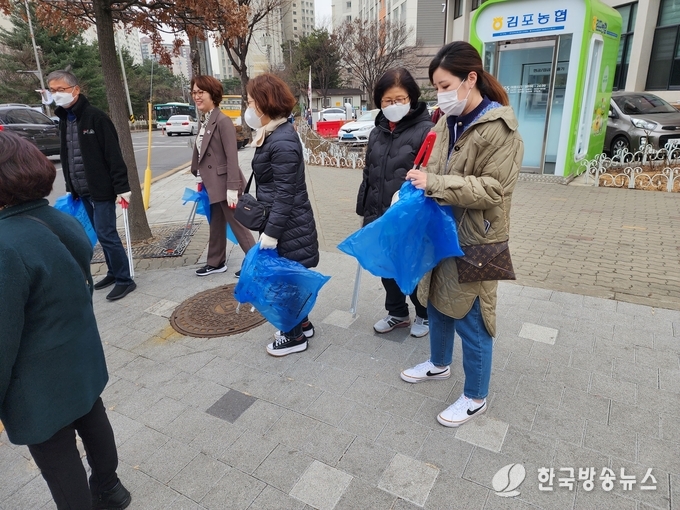 장기본동 통장들이 새봄을 맞아 동네 골목골목을 누비며 환경정화활동을 실시했다. 이날 통장들의 활동으로 모아진 쓰레기는 무려 1,500L에 달하는 것으로 알려졌다