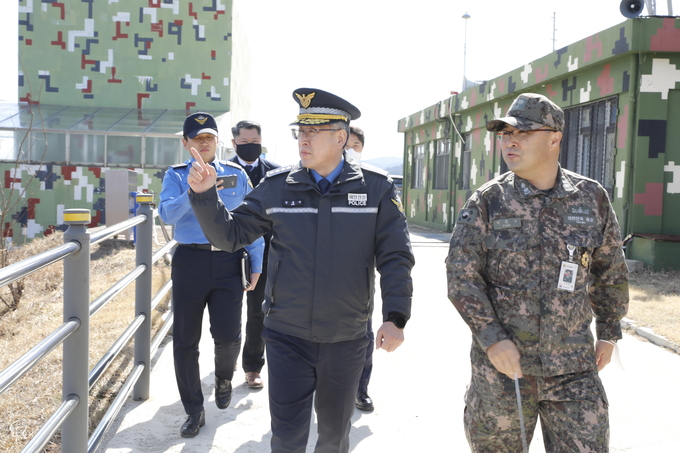 동해합동작전지원소 방문 치안상황을 설명듣는 김종욱 해양경찰청장.