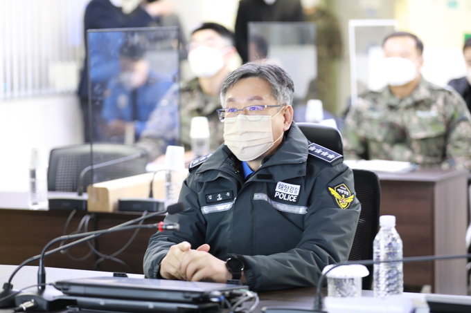 김종욱 해경청장, 최북단 전투형 야전부대인 합종작전 지원소 방문 치안 상황을 보고받고 있다. 1