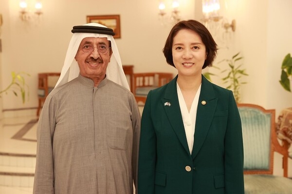 이영 중소벤처기업부 장관이 8일(현지시간) UAE 두바이에서 하셔 알 막툼 DMI 회장과 기념촬영을 하고 있다.