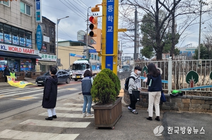 하성면 초등학교 주변 위해요인 개선 캠페인(학교앞 활동사진)