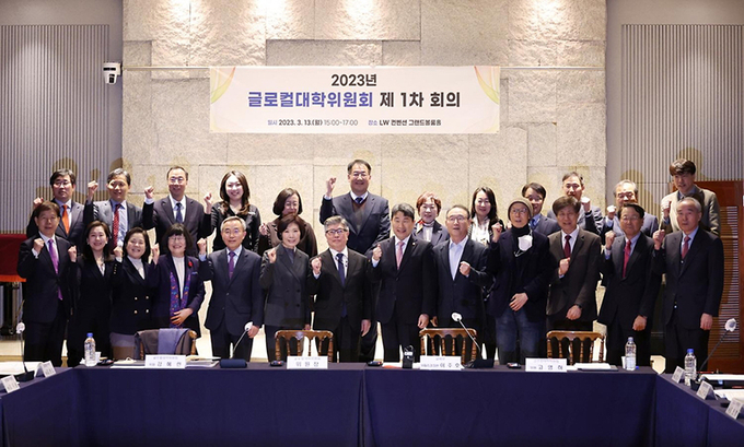 이주호 사회부총리 겸 교육부 장관이 지난 13일 서울 중구 LW컨벤션에서 열린 ‘2023년 글로컬대학위원회 제1차 회의’에 참석해 참석자들과 파이팅 포즈를 취하며 기념촬영을 하고 있다. (사진=교육부)