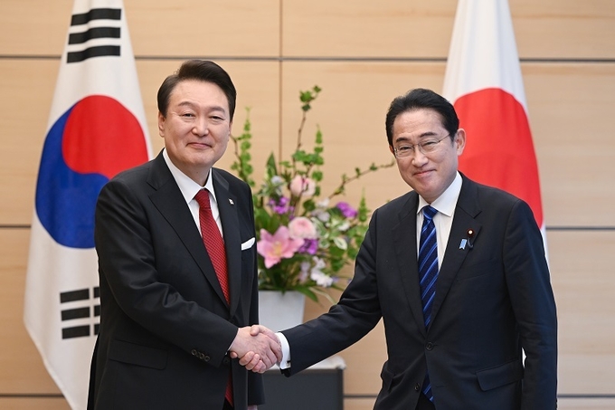 1박2일 일정으로 일본을 방문한 윤석열 대통령이 지난 16일 오후 일본 도쿄 총리 관저에서 기시다 후미오 일본 총리와 한일 정상 소인수회담에 앞서 기념촬영을 하며 악수하고 있는 모습. (사진=대통령실)