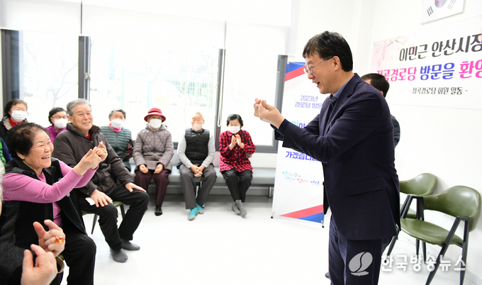 이민근 시장이 지난 8일 정곡 경로당을 방문하고 있다.