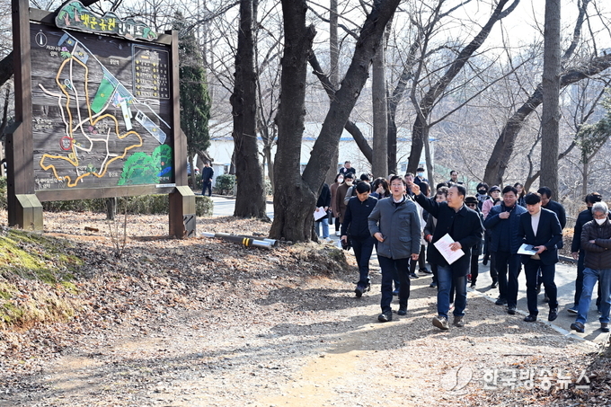 이민근 시장이 지난 2월 28일 백운공원을 방문해 주민 건의사항 점검하고 있다.