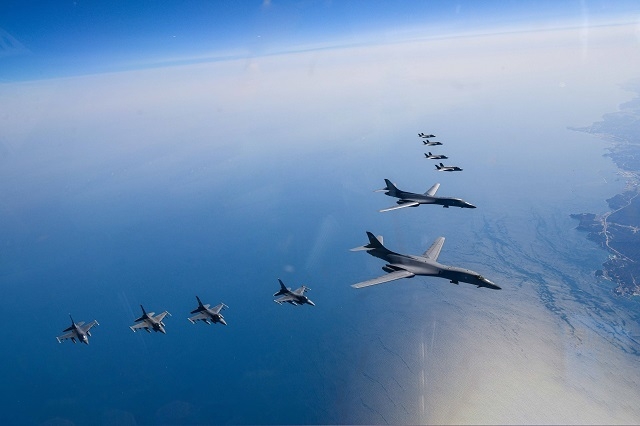 한미 공군이 19일 한반도 상공에서 우리측 F-35A 전투기와 미 공군 B-1B 전략폭격기 및 F-16 전투기가 참여한 가운데 연합공중훈련을 실시하는 모습. (사진=국방부)