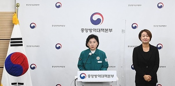 지영미 질병관리청장이 22일 오전 충북 청주시 질병관리청에서 코로나19 중대본 정례브리핑을 하고 있다