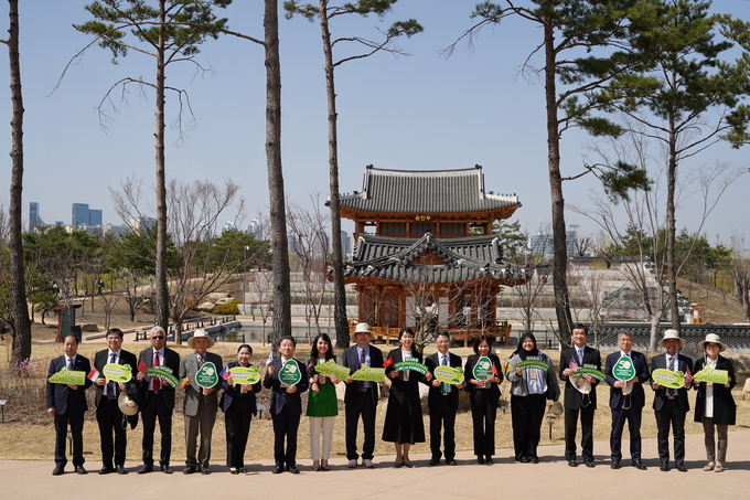 남성현 산림청장(왼쪽에서 여섯번째) 세계 산림의 날 및 국토녹화 50주년 기념행사 기념촬영