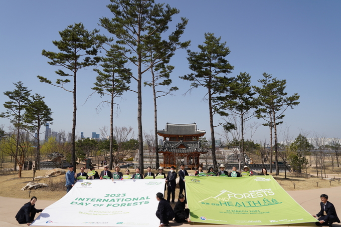 남성현 산림청장(왼쪽에서 일곱번째) 세계 산림의 날 및 국토녹화 50주년 기념행사 기념촬영