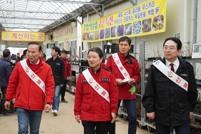 남성현 산림청장(가운데) 옥천군 이원면 옥천묘목시장에서 산불조심 캠페인