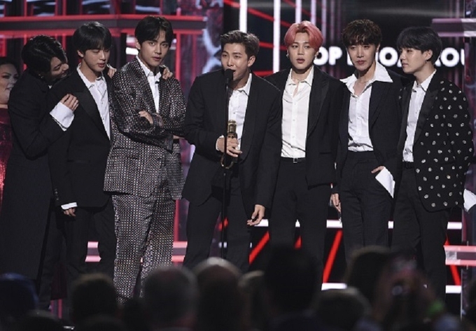 BTS가 2019년 5월 1일 미국 라스베이거스에서 열린 빌보드 뮤직 어워드에서 최고 듀오 그룹상을 수상하고 있다.(사진=AP/연합뉴스)