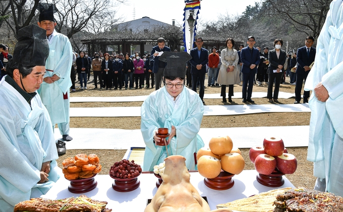 김병수 김포시장이 헌관의 모습으로 기원제 술잔을 올리고 있다.