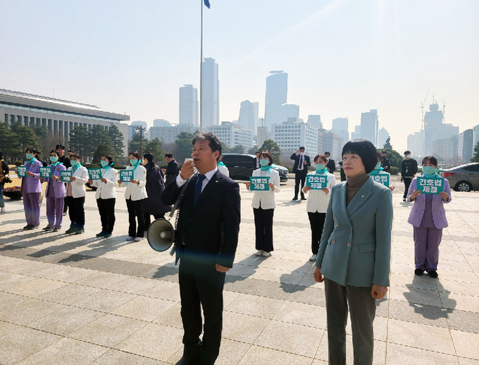 “윤석열 대통령님 김건희 여사님, 1호 2호 천사가 되어주세요