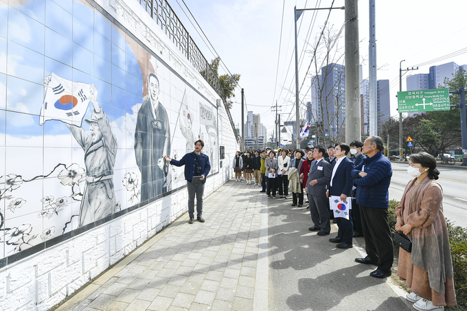 작품명: 인터렉티브 NO.4 / 제작작가단 : 방지웅, 김남두, 홍지우, 구자문, 송수연, 김영숙, 황윤구