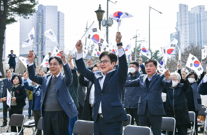 김병수 김포시장이(앞줄 사진상 우측) 양손에 태극기를 들고 만세 부르고 있다.
