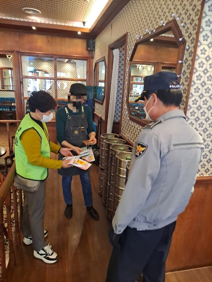 청소년들이 자주 찾는 업소를 방문해 ‘청소년 유해환경 NO, 청소년 보호 YES’ 리플릿을 배부 중인 점검단의 모습