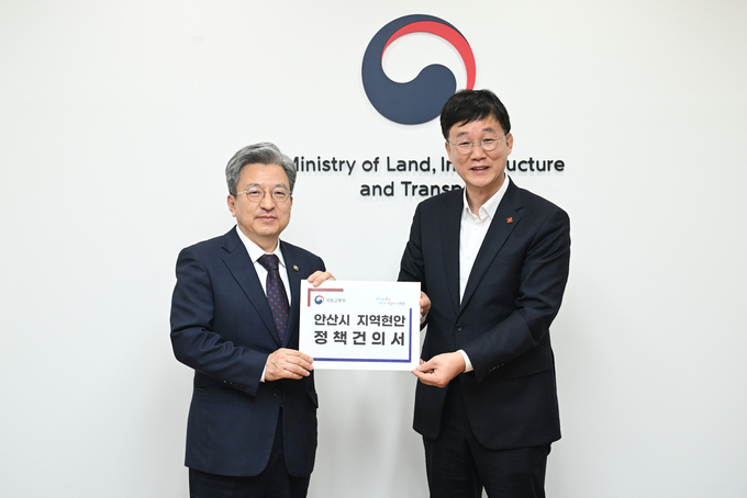 이민근 시장“노후계획도시 특별법에 안산 내 신도시 포함”국토부 건의(왼쪽부터 이원재 1차관, 이민근 시장)