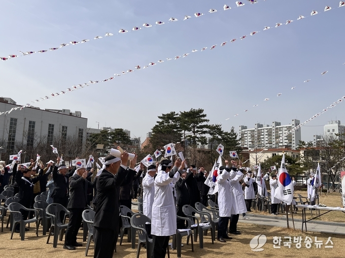 만세 삼창 중인 ‘제104주년 고촌읍 3.24만세운동 기념식’ 참석자들의 모습.