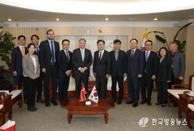 김태흠 충남도지사가 28일 충남도청 접견실에서 스벤올링 주한 덴마크 대사를 만나 탄소중립 정책을 공유하고 있다.