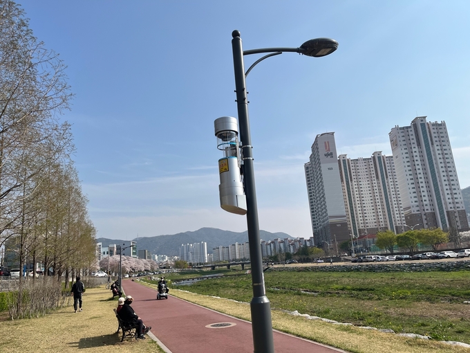 경산시- 경산시, 남천 둔치 친환경 해충유인퇴치기 설치