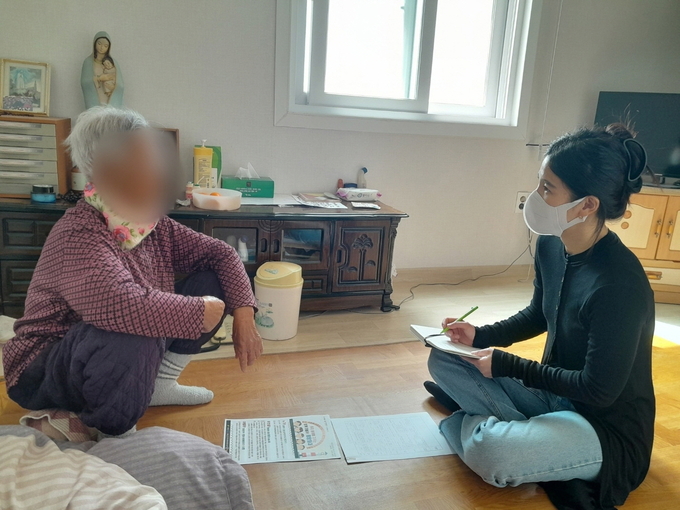 예산군지역사회보장협의체가 충남 예산군에 홀로 거주하는 위기가구 어르신을 찾아가 상담을 진행하는 모습