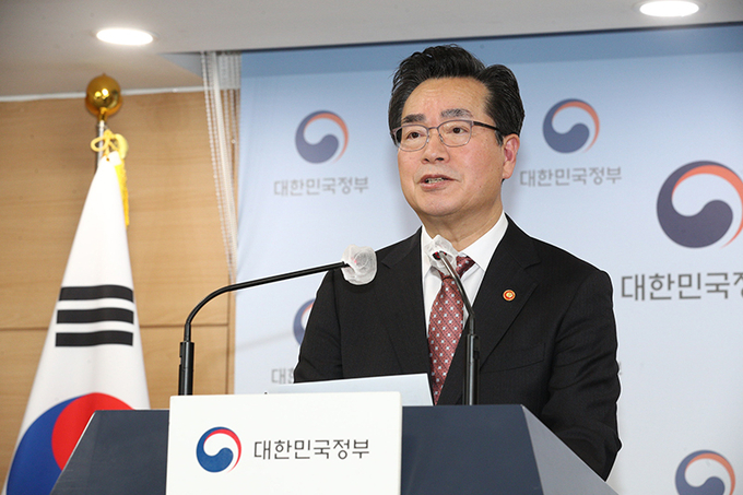정황근 농림축산식품부 장관이 4일 오후 서울 종로구 정부서울청사에서 ‘양곡관리법 일부개정법률안’ 재의요구와 관련해 브리핑을 하고 있다.