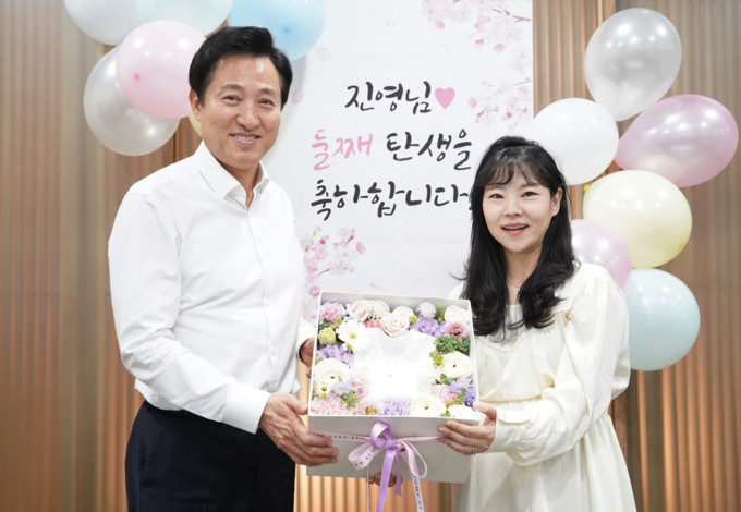 출산을 앞둔 서울시 직원을 축하하는 오세훈 시장