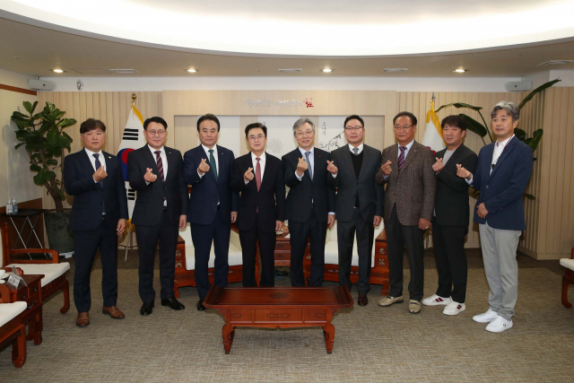 충남도에서 발생했던 산불 피해 복구 지원 성금이 충남도에 속속 답지하고 있는 가운데 성금 전달 후 김태흠 충남지사(좌로부터 네번 째)와 기관·기업체 책임자들이 기념 촬영을 하고 있다