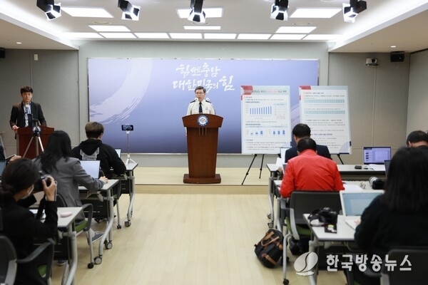 김연상 충남도 소방본부장이 13일 도청 프레스센터에서 기자브리핑을 열고 노인 심정지 환자의 소생률을 높이기 위한 노인 대상 교육 활성화 계획을 발표하고 있다. 