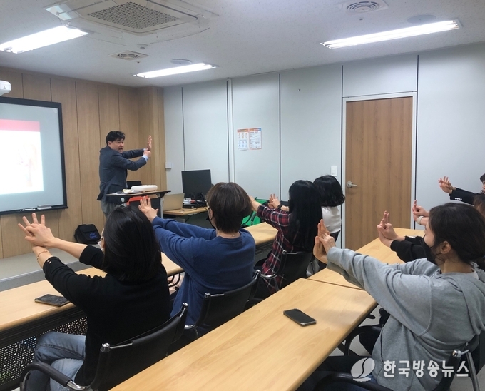 심폐소생술 교육을 받는 민원콜센터 상담사들