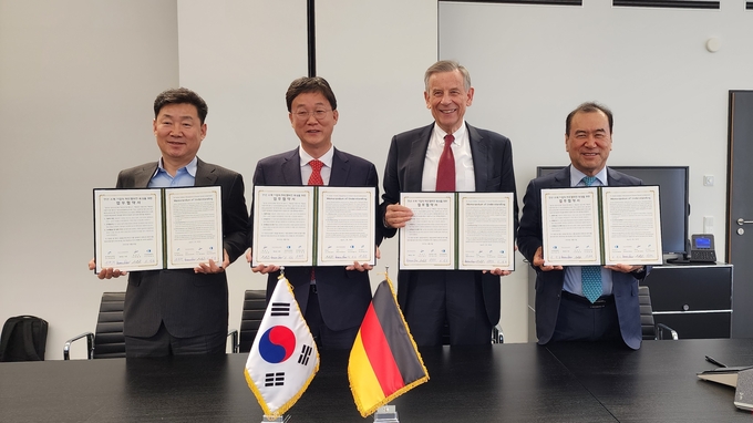 .(왼쪽부터 유동준 경기테크노파크원장, 이민근 시장, 헤르만 지몬 교수, 이성호 안산상공회의소장)