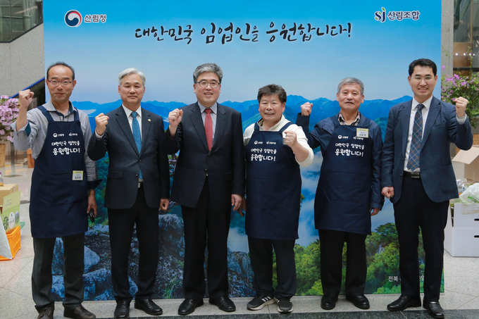 산나물장터에서 임업인들과 기념촬영