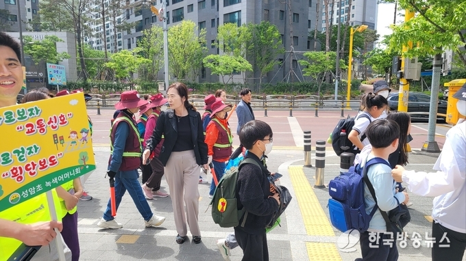 경산시- 경산시니어클럽, 어린이 하굣길 교통안전 캠페인 실시