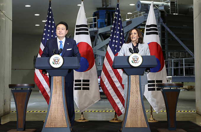 미국을 국빈 방문 중인 윤석열 대통령이 25일(현지시간) 워싱턴DC 인근의 미 항공우주국(NASA) 고다드 우주센터에서 카멀라 해리스 미국 부통령과 공동연설을 하고 있다.