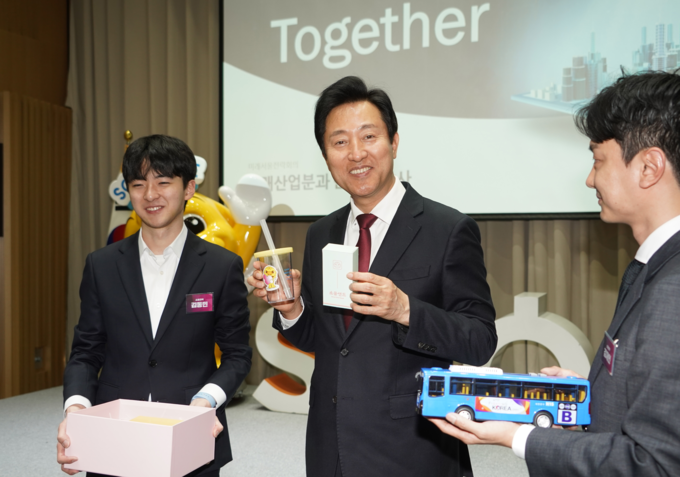 소통전략분과에서 정책 제안발표와 관련해 제작한 샘플 박스를 오세훈 서울시장에 전달하고 있다