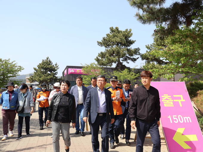 27일 태안 세계튤립꽃박람회장 현장점검 중인 김연상 충남소방본부장(사진 가운데)