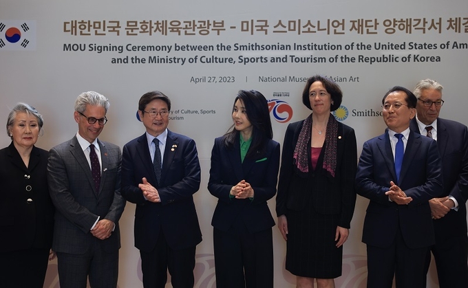 미국을 국빈 방문한 윤석열 대통령의 부인 김건희 여사가 27일(현지시간) 워싱턴DC 국립아시아예술박물관에서 열린 문화체육관광부와 미국 스미소니언재단간의 양해각서 체결식에 참석하고 있다. 가운데 부터 왼쪽으로 김건희 여사, 박보균 문체부 장관, 체이스 로빈슨 국립아시아예술박물관장, 정영양 국립아시아예술박물관 이사(문체부)