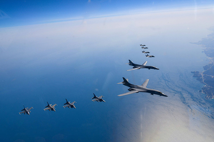 한미는 올해 전반기 ‘자유의 방패’ 연합연습 7일차인 지난달 19일 미 B-1B 전략폭격기의 한반도 전개 아래 연합공중훈련을 실시하고 있다. (사진=국방부)