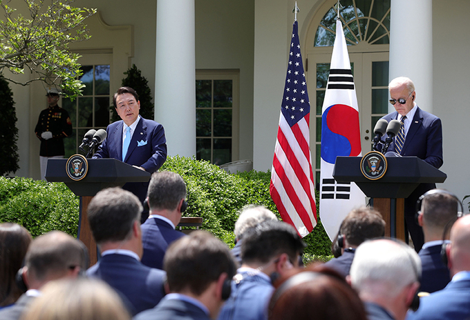 미국을 국빈 방문한 윤석열 대통령과 조 바이든 미국 대통령이 26일(현지시간) 워싱턴DC 백악관 로즈가든에서 공동 기자회견을 하고 있다. (사진=대통령실)