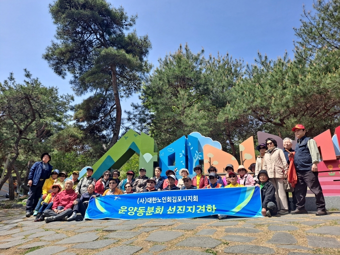 충북 괴산군 산막이옛길로 선진직 견학을 다녀온 운양동 관내 23개 경로당 회장 등