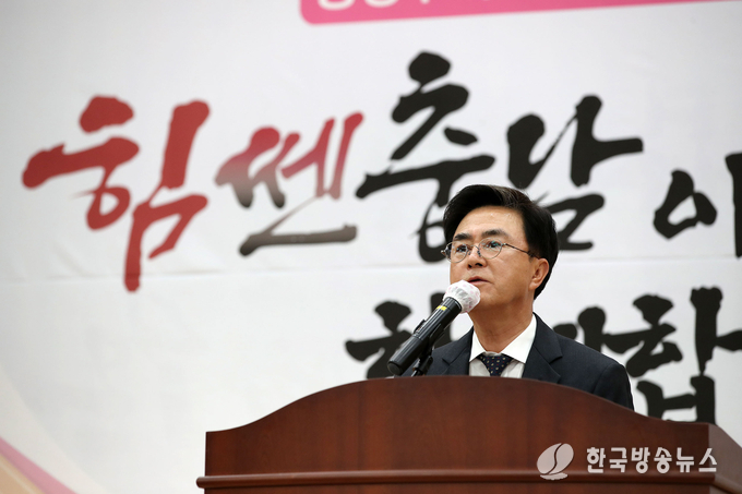 워터마크설정김태흠_충남도지사는_8일_세종지방자치회관에서_‘민선_8기_주요_도정현안_정책설명회’를_열고__중앙부처_향우공무원_100여_명과_소통했다_