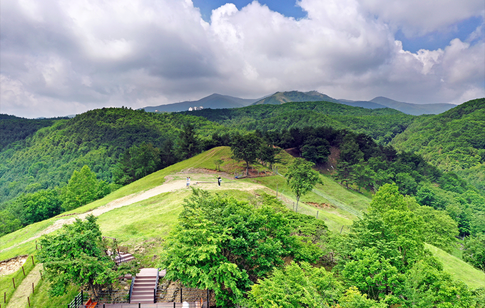 몽토랑산양목장에는 주변 풍광을 즐길 수 있는 데크가 곳곳에 마련되어 있다. (사진 = 몽토랑 산양목장 제공)