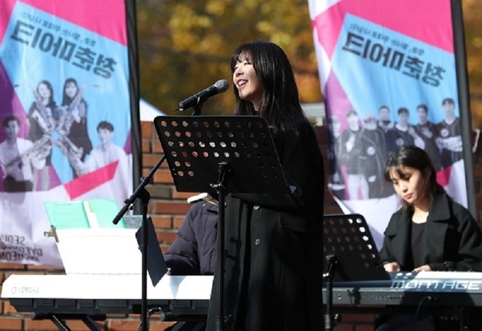 지난 2019년 11월 27일 ‘문화가 있는 날’을 맞아 서울 대학로 이음센터 앞에서 ‘청춘마이크’에 참여한 한 팀이 공연을 펼치고 있는 모습.(사진=문화체육관광부 국민소통실)