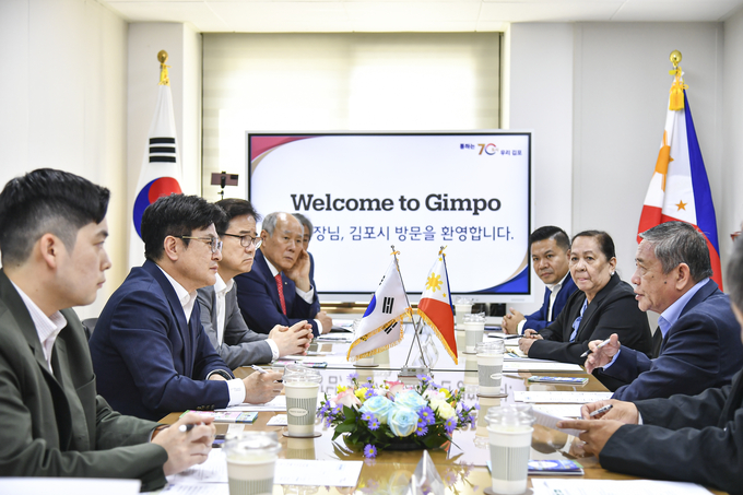 레닌 알비올라(Lenin Alviola) 필리핀 바콩시장이 9일 김병수 김포시장 등 김포시 관계자들을 만나 양 도시 간 수출기업 판로개척 및 경제·산업 분야 교류 등에 관해 대화하는 시간을 가졌다