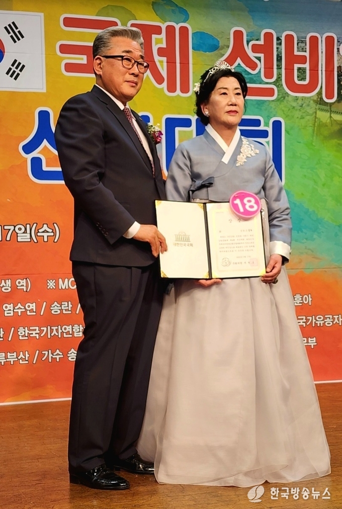 왼쪽 한국기자연합회 부 · 경 회 진승백 회장 선을 받은 고필금