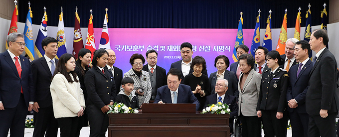 윤석열 대통령이 지난 3월 2일 서울 용산 대통령실 청사에서 국가보훈부 승격과 재외동포청 신설을 골자로 하는 ‘정부조직법’ 공포안에 직접 서명하고 있다.