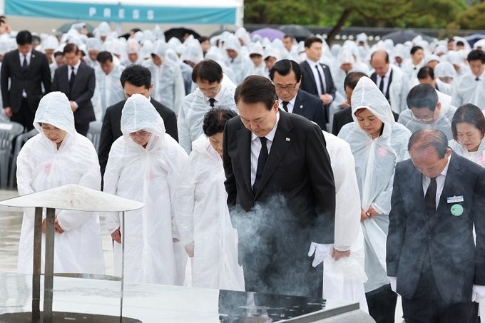 윤석열 대통령이 18일 광주 북구 국립5·18민주묘지에서 열린 제43주년 5·18민주화운동 기념식에서 헌화 및 분향한 뒤 묵념하고 있다.(사진=대통령실)